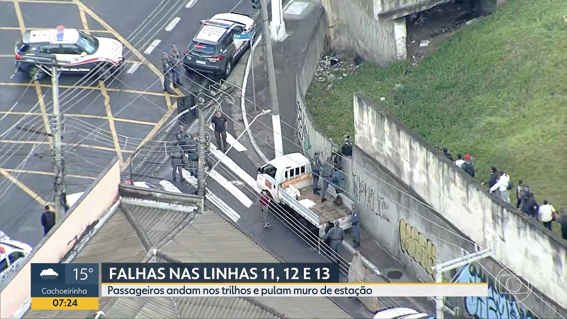 VÍDEO: Policiais ajudam passageiros a saírem dos trens das linhas 12-Safira, 11-Coral e 13-Jade, após falha na operação da Trivia Trens