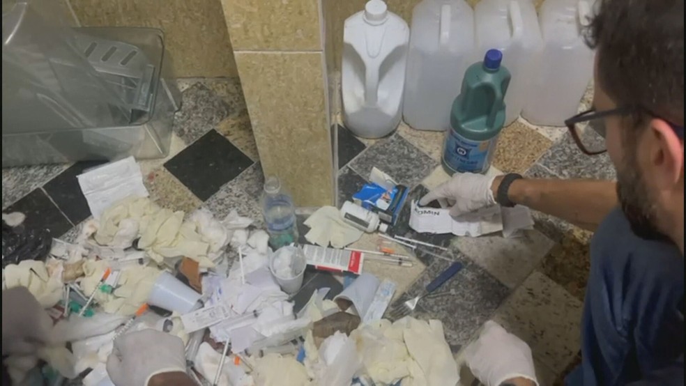 Medicamentos foram encontrados no chão da clínica — Foto: Reprodução/TV Globo