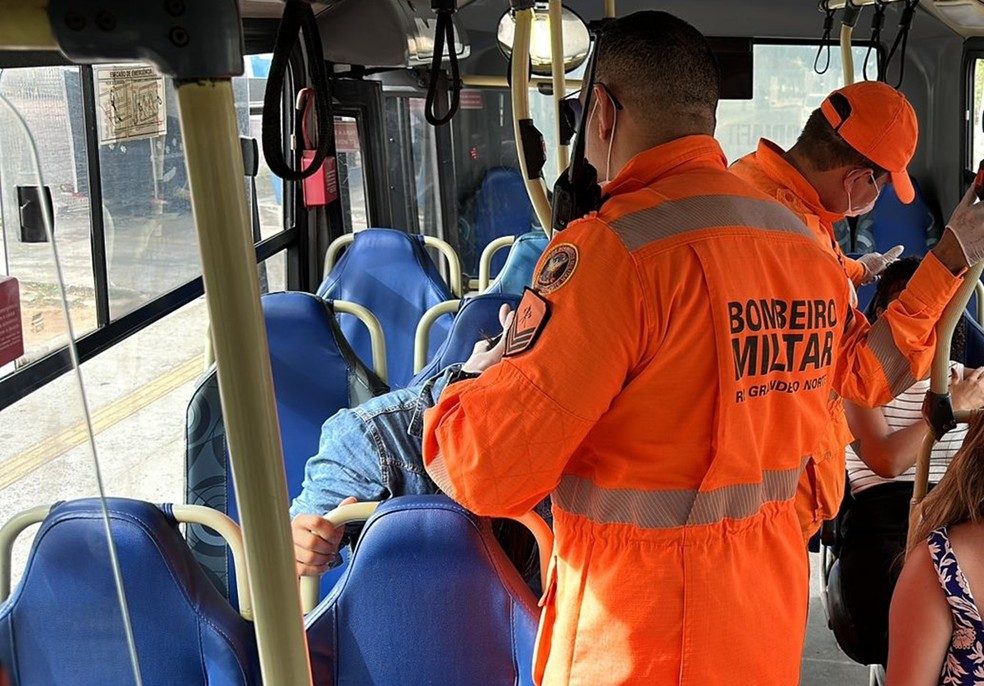 Bombeiros atendem vítimas de acidente entre micro-ônibus em Natal — Foto: Kleber Teixeira/Inter TV Cabugi