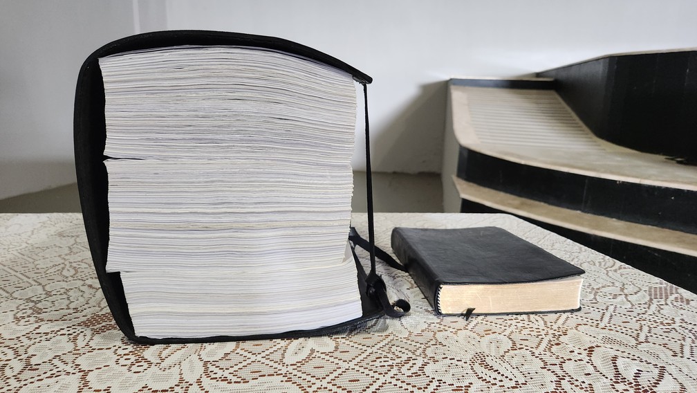 Comparativo entre a Bíblia Sagrada da Igreja Peniel e uma convencional — Foto: Leonardo Bosisio/g1