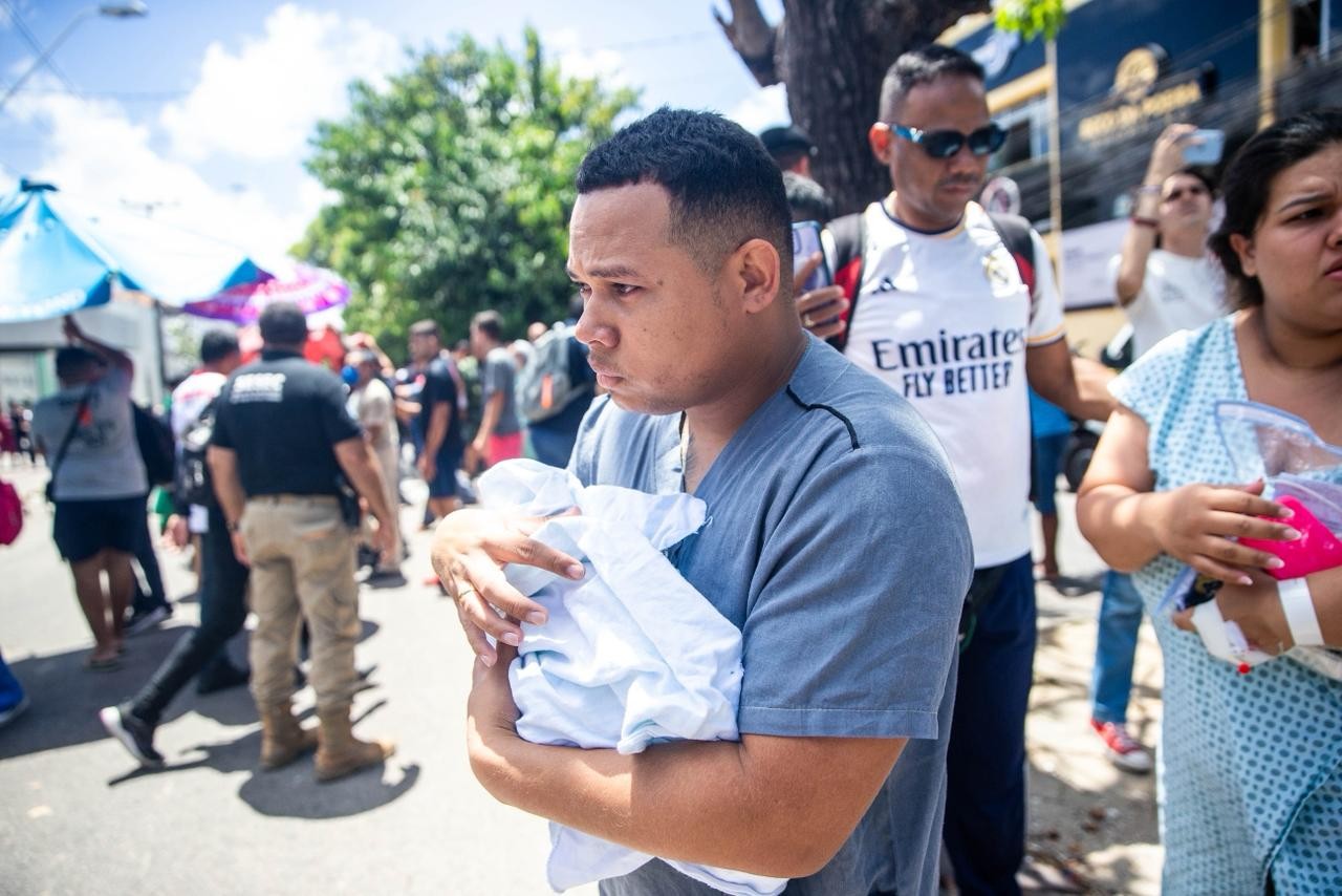 Mães e bebês são resgatados após incêndio em hospital de Fortaleza. — Foto: Ismael Soares/ Sistema Verdes Mares (SVM)