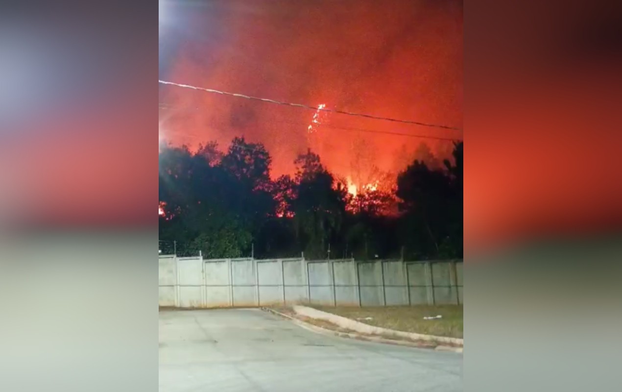 Incêndio atinge área de mato seco perto de condomínio em Itapeva