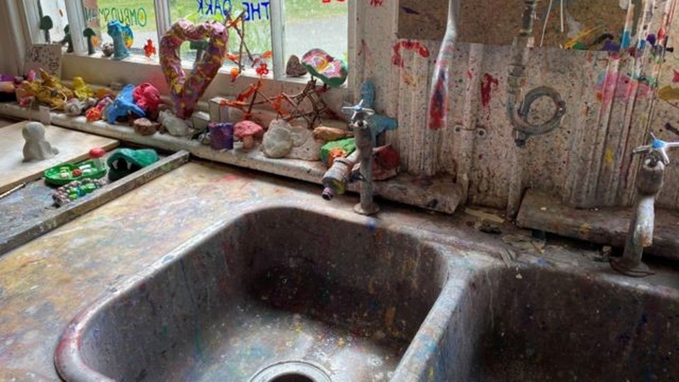 Arte e a criatividade s&atilde;o muito importantes em Summerhill, mas nem todos os alunos optam por este caminho. 'Tivemos de tudo: cientistas, advogados, atores e caixas de supermercado', afirma Henry Readhead &mdash; Foto: BBC