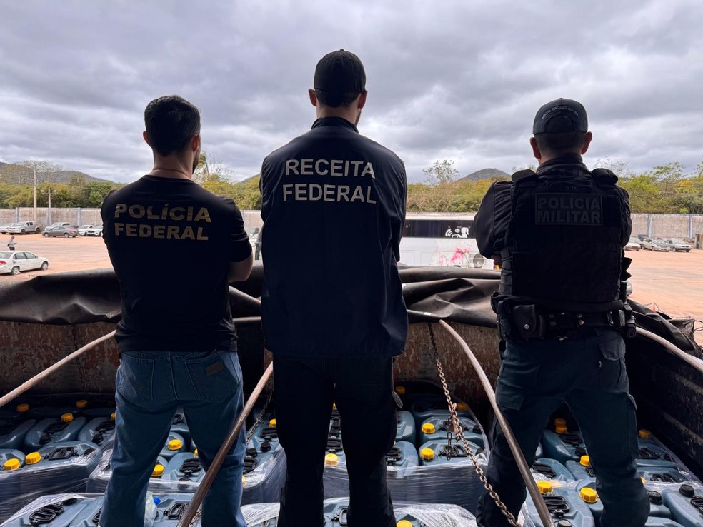 Motorista da carreta foi preso e levado para a Polícia Federal — Foto: Receita Federal