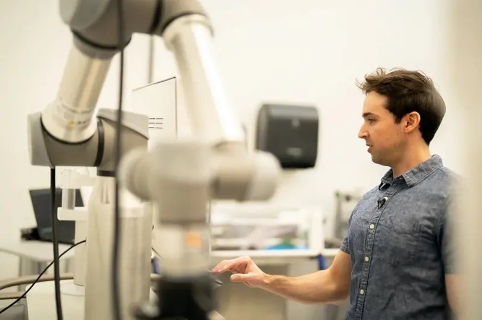 Ao ajustar a quantidade de energia ultrassônica produzida, o dispositivo de histotripsia pode controlar a quantidade de tecido afetado. — Foto: Erica Bass/ Rogel Cancer Center/ Michigan Medicine via BBC