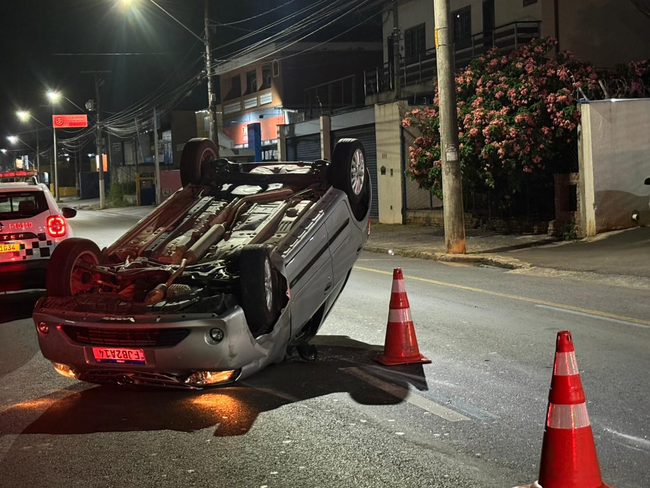 Carro bate em outros três estacionados e capota em avenida de Piracicaba