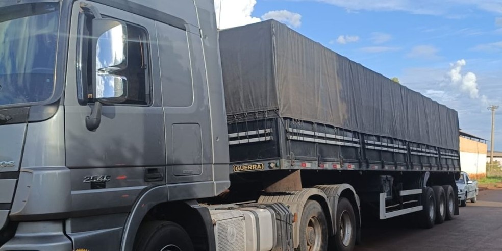 1 de 1
Pol&iacute;cia encontrou um simulacro de arma de fogo, seis cartuchos, oito cilindros de CO2, esferas de a&ccedil;o e quatro discos de tac&oacute;grafo no interior do caminh&atilde;o &mdash; Foto: D&aacute;rio/Di&aacute;rio Cidad&atilde;o