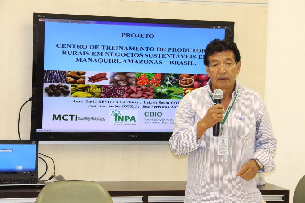 Pesquisador Juan Revilla em Manaquiri antes da pandemia  — Foto: Ascom/INPA