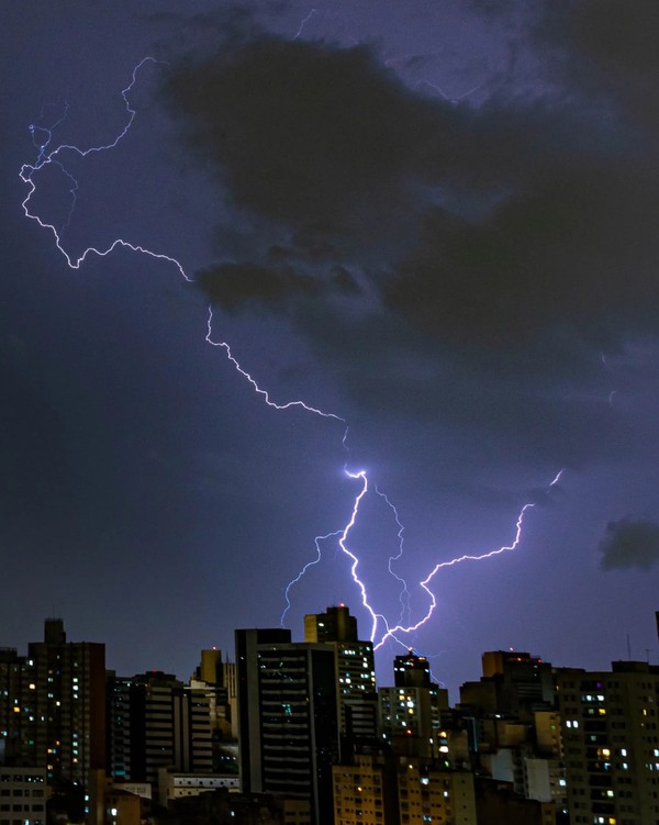 Fotógrafo amador registra raio no formato de mapa do Brasil; veja foto, São Paulo