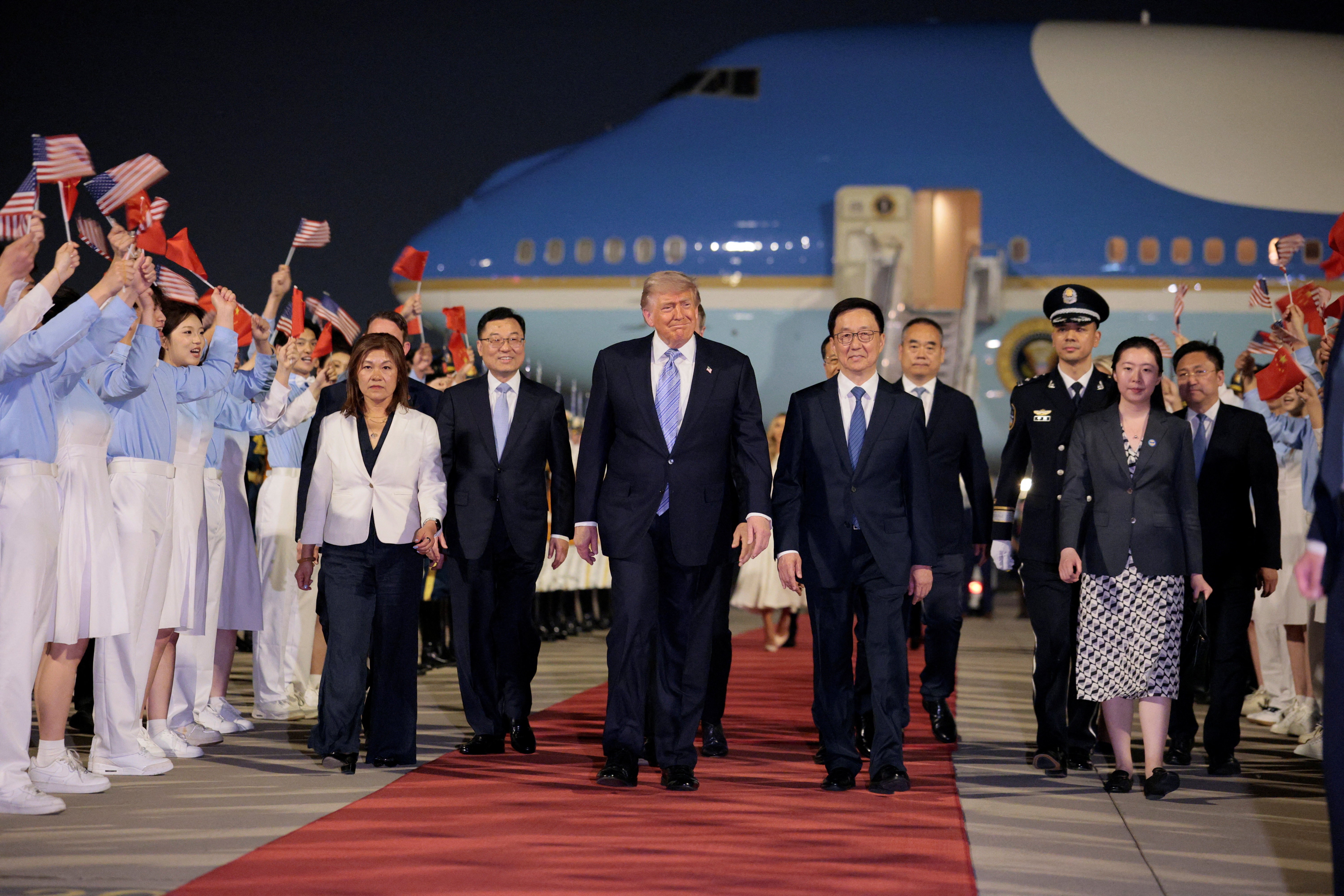 Trump é recebido na China com tapete vermelho e coreografia de estudantes