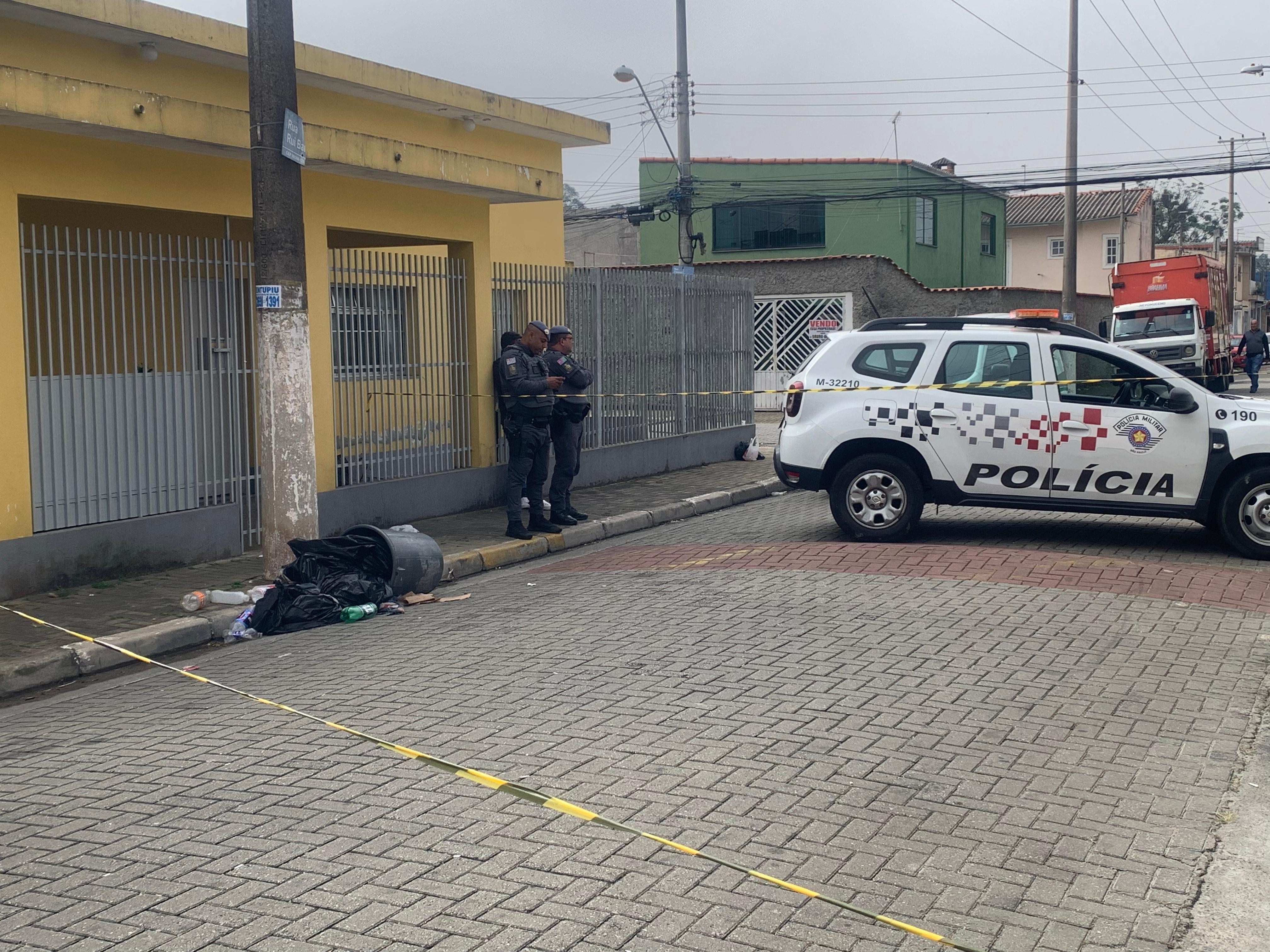 Mulher é encontrada morta dentro de lixeira em Poá