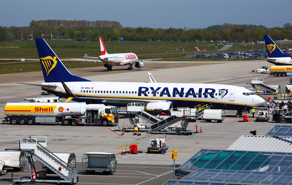 Avião da Ryanair no aeroporto de Eindhoven, na Holanda — Foto: REUTERS/Piroschka van de Wouw