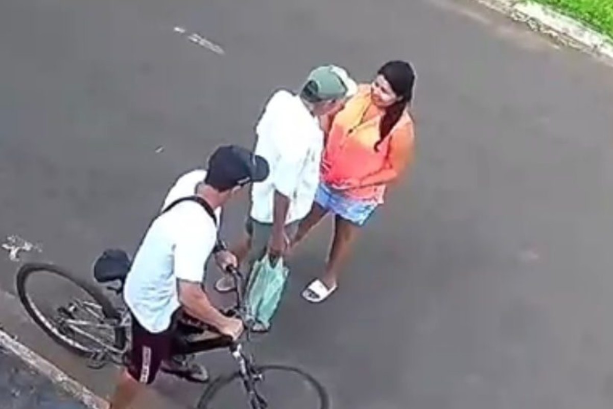 VÍDEO: casal agride idoso e rouba sacola de compras no meio da rua em MS; suspeitos são liberados