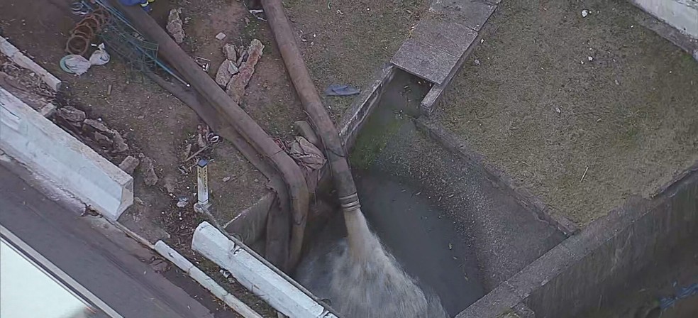 Tubulao da Sabesp despejando esgoto no Rio Tiet. - Foto: Reproduo/ TV Globo