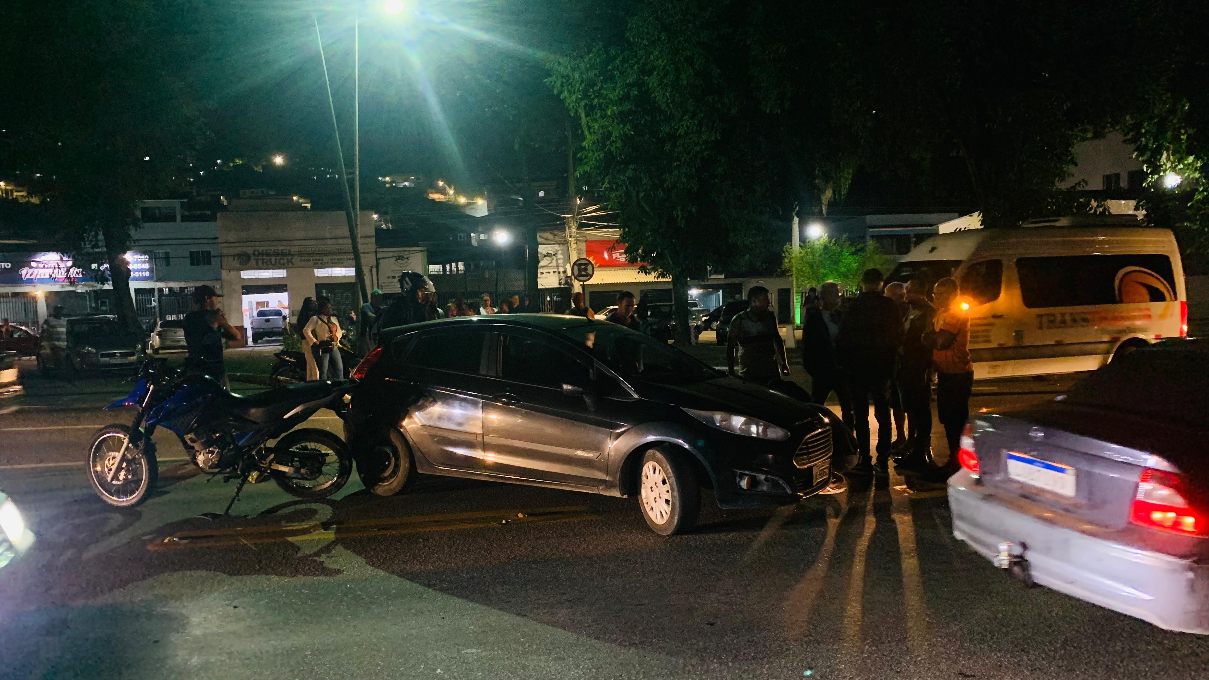 Acidente entre carro e moto deixa pessoa ferida em Barra Mansa