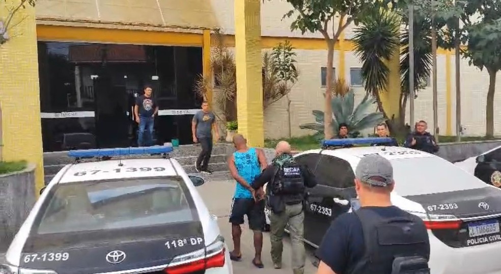 Um homem e uma mulher foram presos durante operação em Araruama — Foto: Polícia Penal