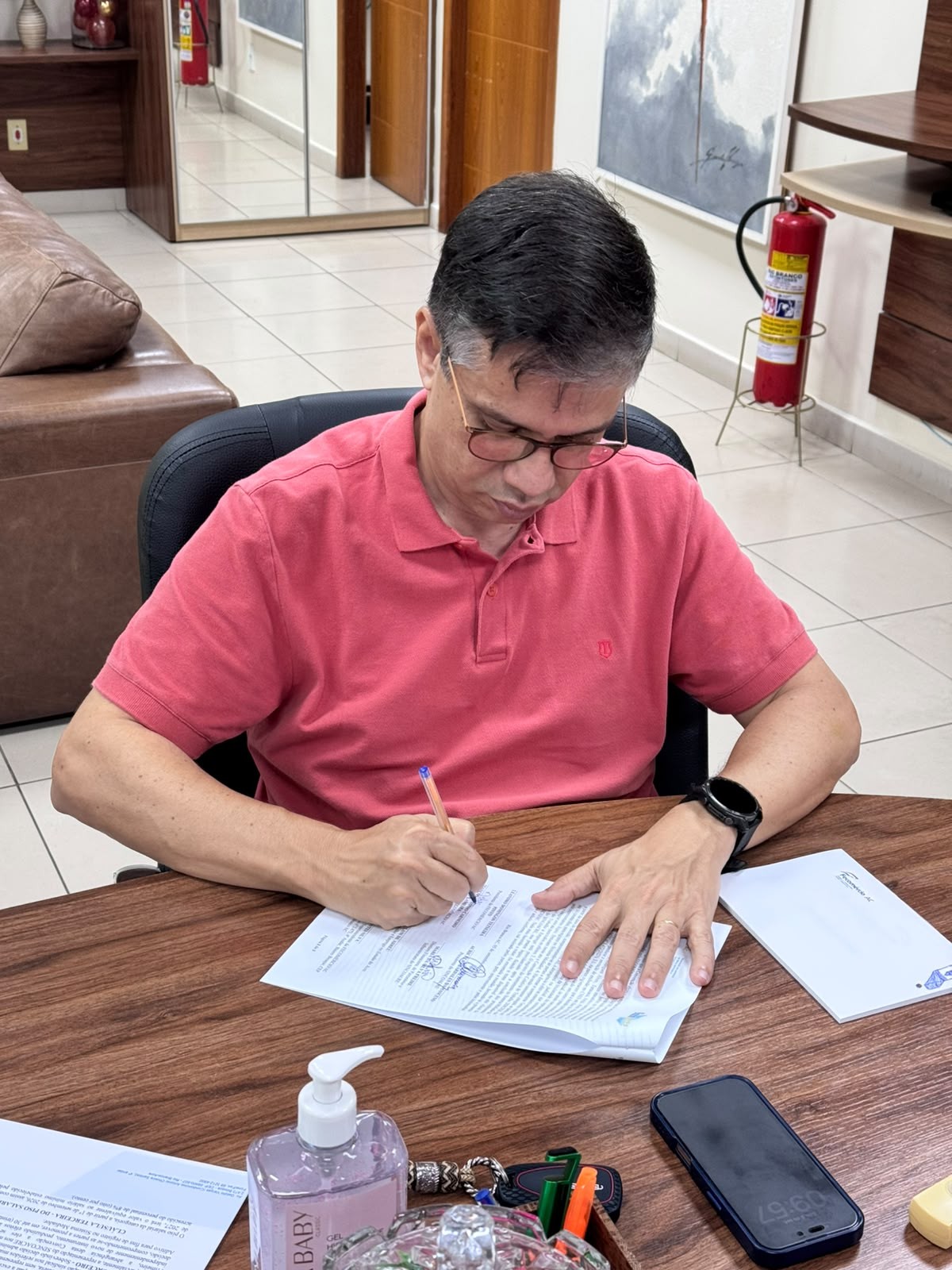 Representantes da Fecomércio-AC, do Sincoacre e do Ministério do Trabalho e Emprego participaram da celebração da Convenção Coletiva de Trabalho do Comércio 2026/2028. — Foto: Efraim Macambira