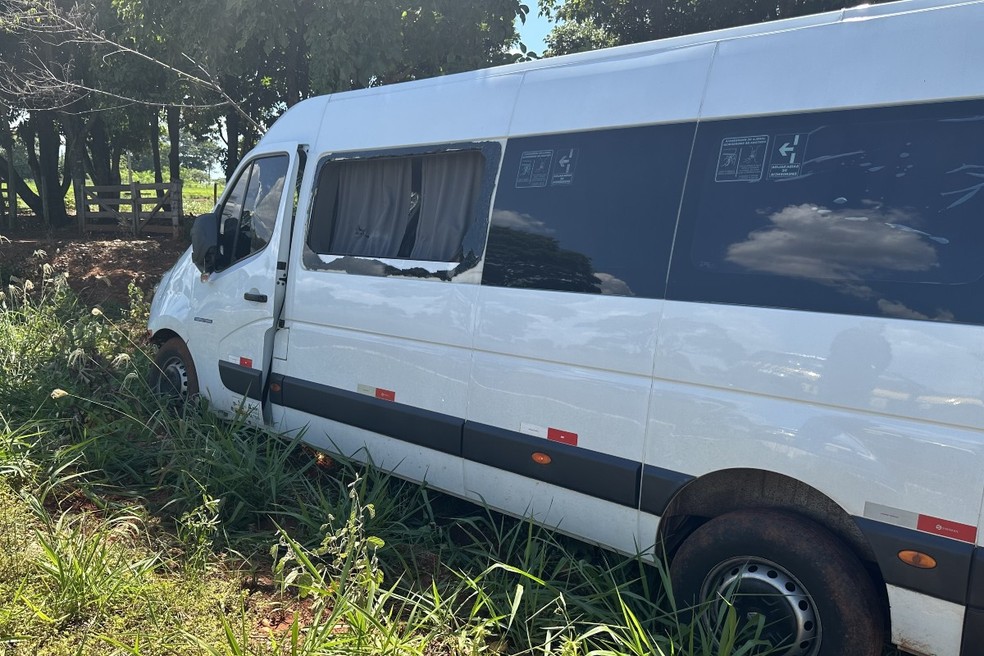 Motorista de van foi encontrado já sem vida no interior do veículo após sofrer os disparos. — Foto: Reprodução/Jardim News