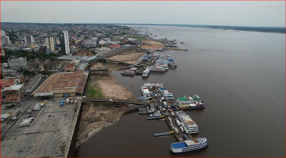Rio Negro durante a seca de 2023 em Manaus. Foto mostra o Porto de Manaus no dia 23 de outubro, quando o rio ficou abaixo dos 13 metros pela primeira vez em 121 anos — Foto: William Duarte/Rede Amazônica