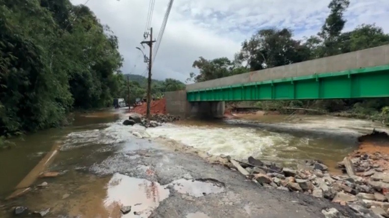 Ubatuba têm alagamentos com chuva e moradores enfrentam dificuldade para atravessar ponte improvisada no bairro Folha Seca