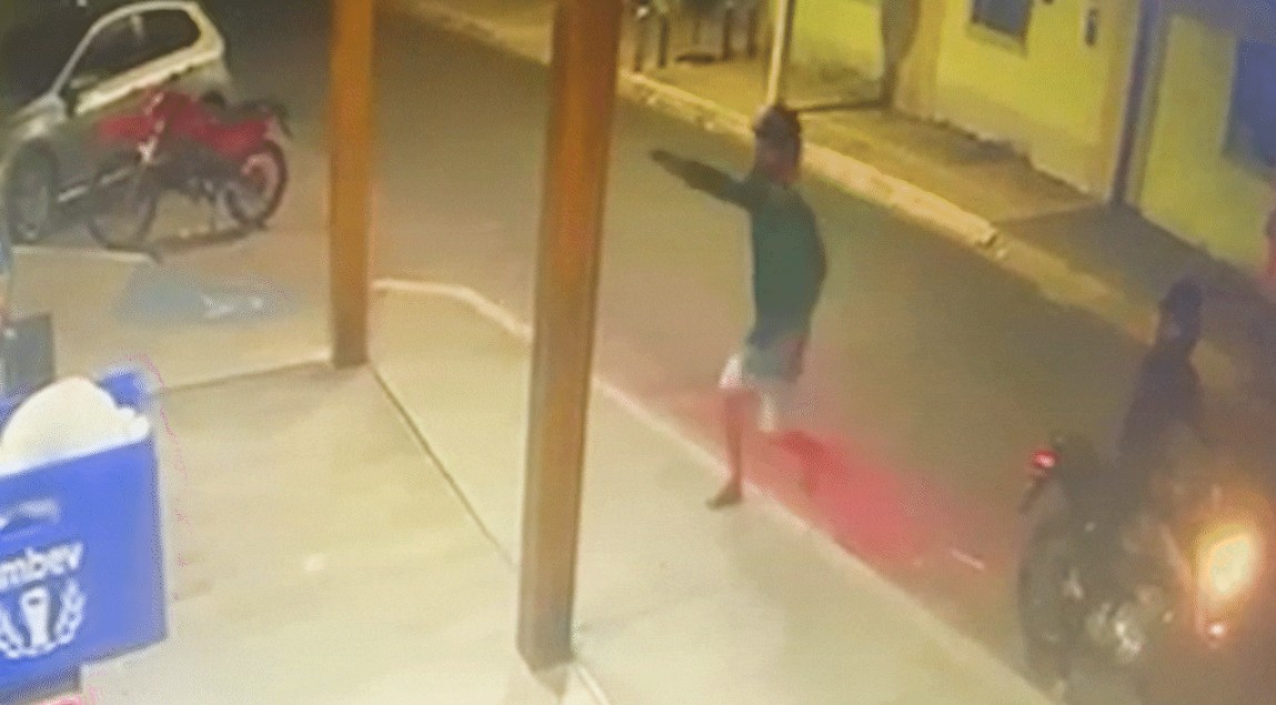 VÍDEO: trio armado rouba lanchonete em Parnaíba; suspeitos ameaçam clientes e funcionários 