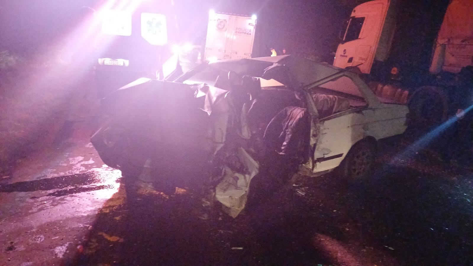 Idoso morre em acidente entre carro e bitrem na BR-373, no Paraná