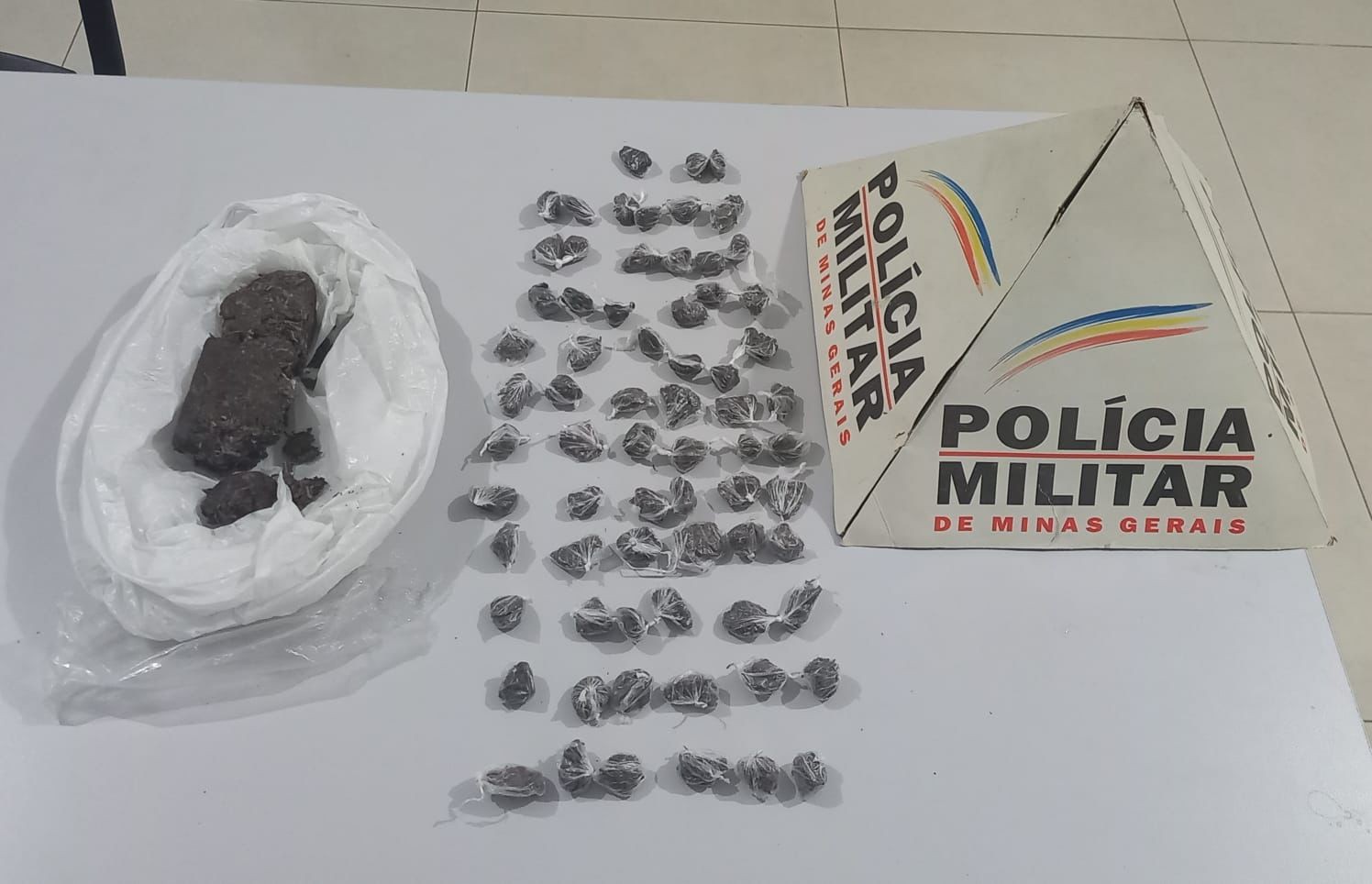 Homens que vendiam drogas embaixo de árvore são presos em Montes Claros