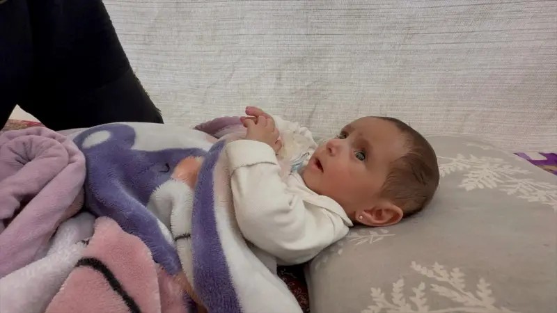 A bebê de Gaza enviada de volta à zona de guerra após cirurgia no coração