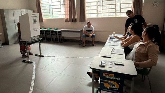 Sessão no menor colégio eleitoral fica sem luz e urnas funcionam a bateria
