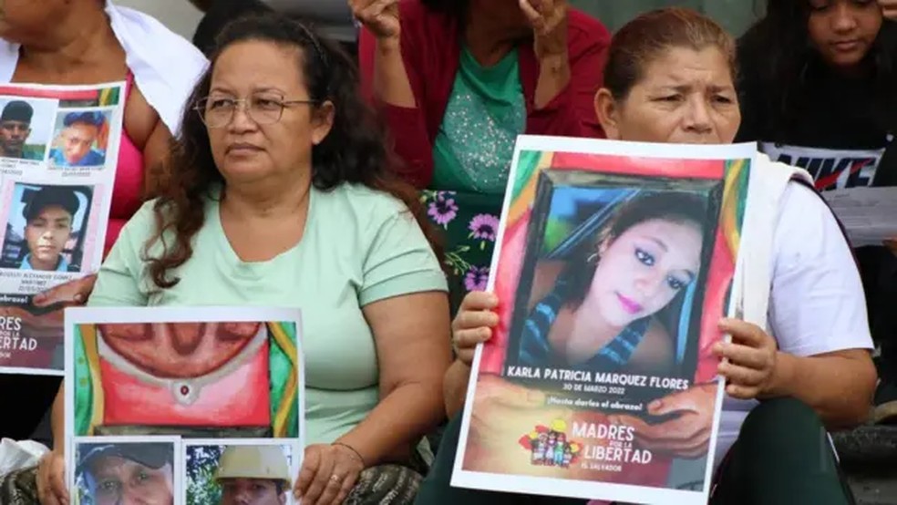 Todos os meses, o grupo Mães pela Liberdade se reúne nas grades da catedral metropolitana de San Salvador para exigir informações sobre seus familiares detidos, julgamentos individuais e visitas às prisões. — Foto: Divulgação/Mães pela liberdade via BBC