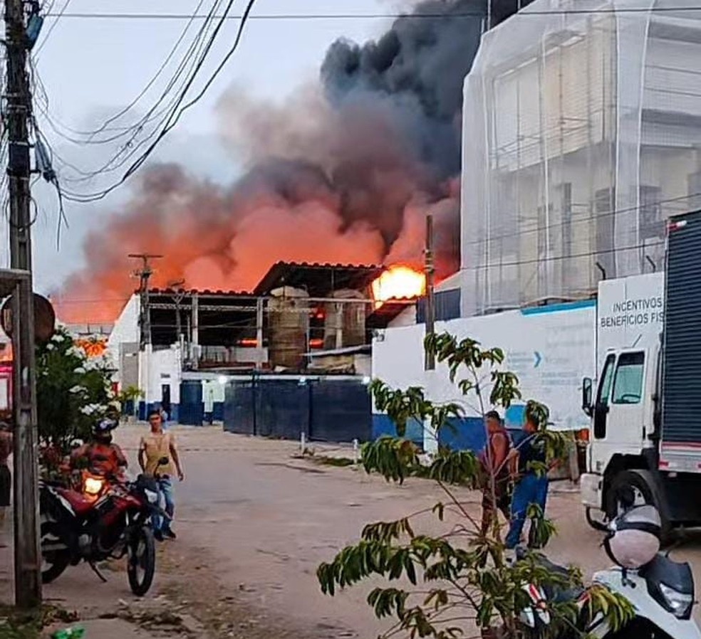 Incêndio na fábrica de colchões Ortobom, em Olinda — Foto: Reprodução/WhatsApp