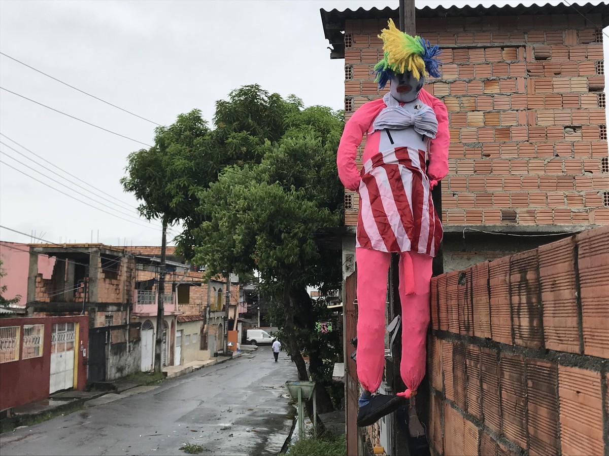 Tradição de 'malhar Judas' é mantida em ruas de Manaus no Sábado de ...