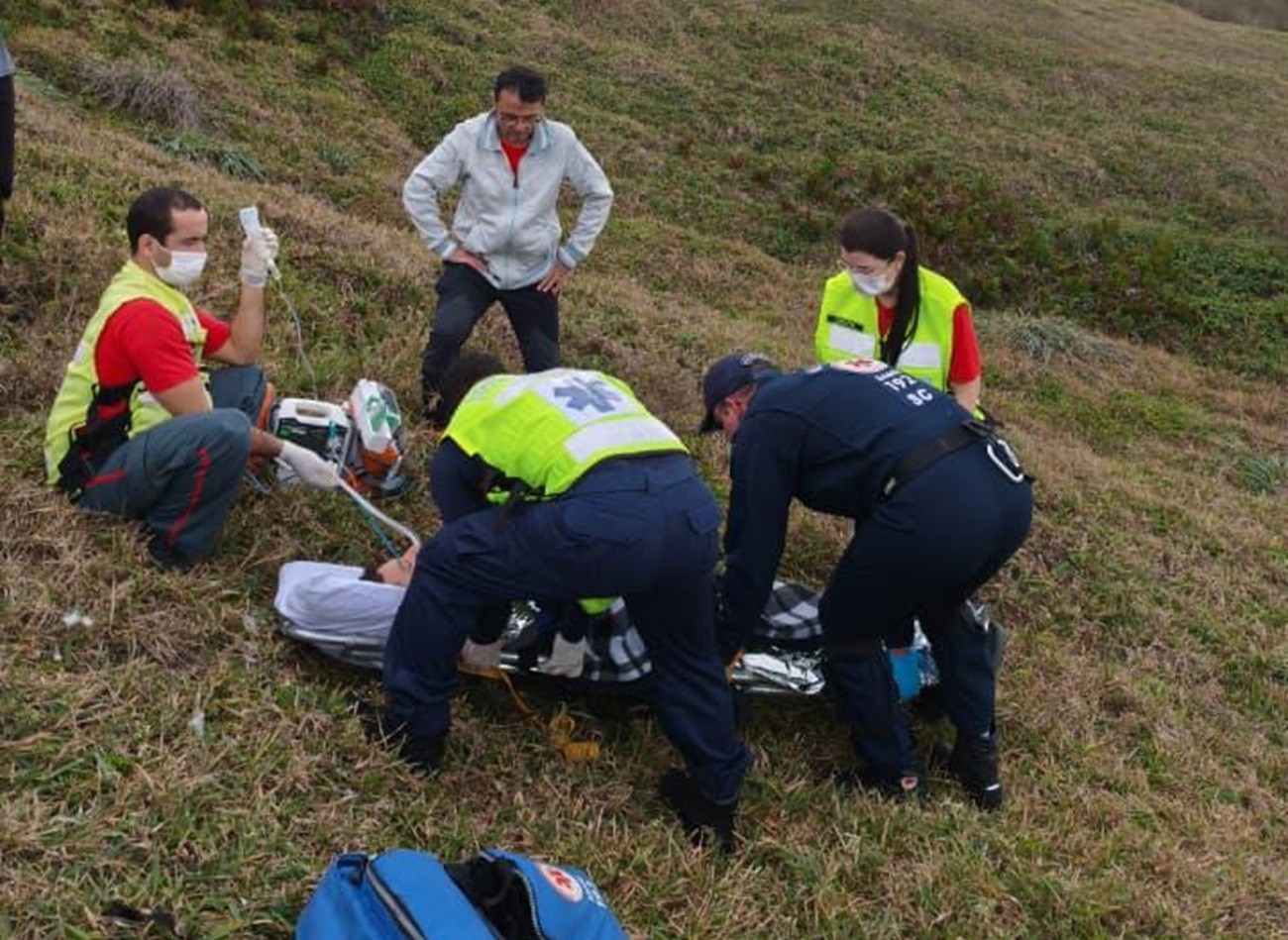 Piloto de parapente cai de 15 metros em costão ao tentar voar em SC; VÍDEO mostra resgate