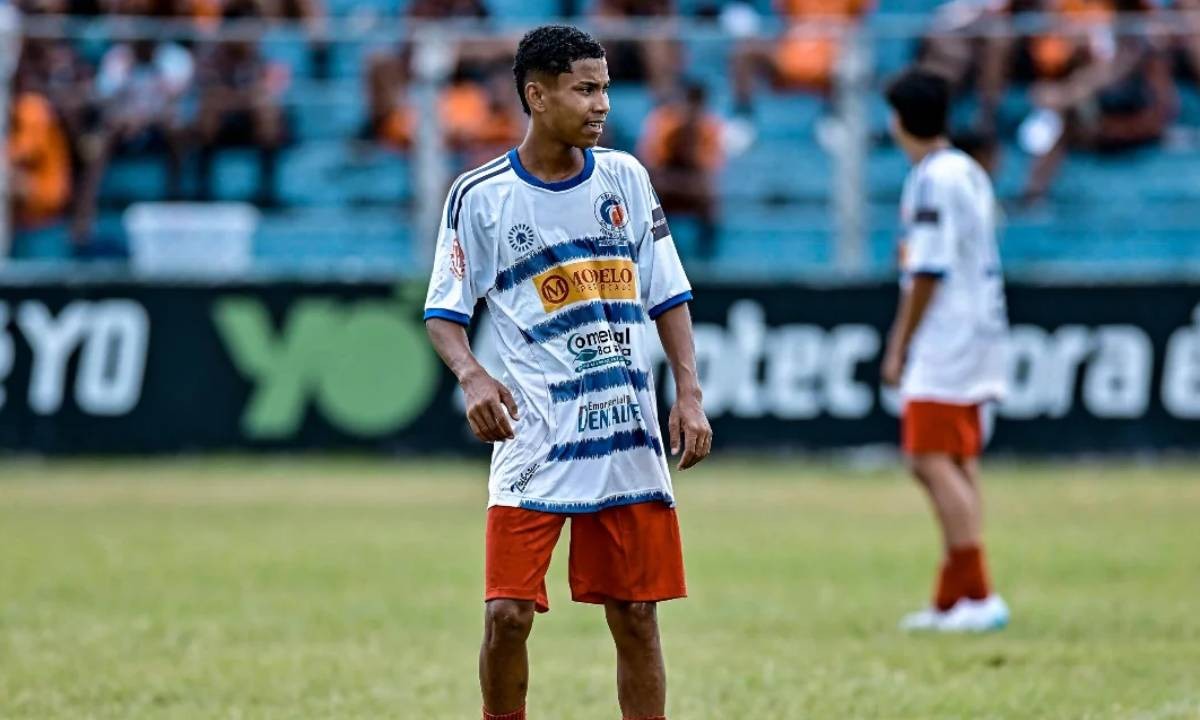 Jogador de futebol de 16 anos morre após batida entre carro e motocicleta na Bahia 