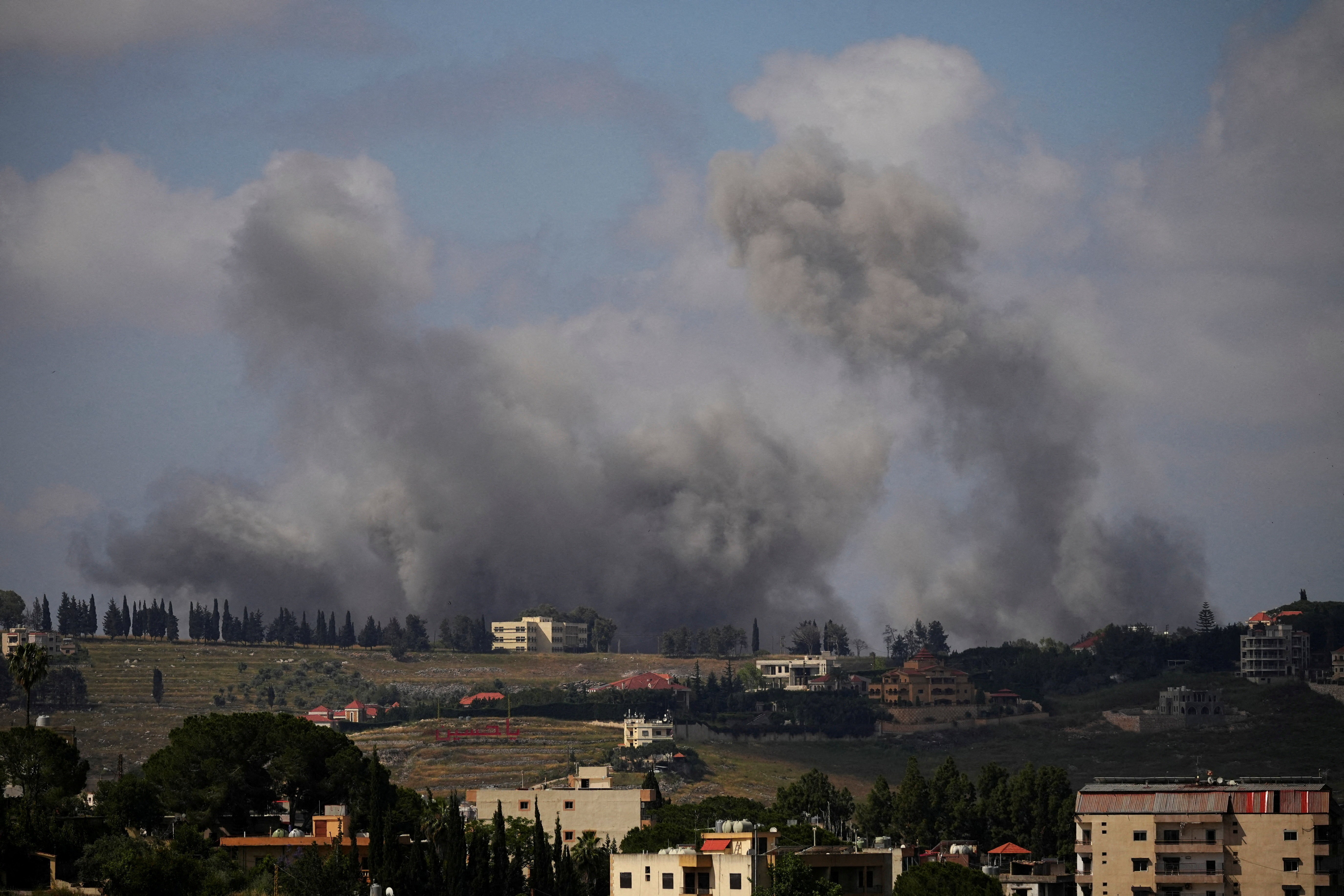Israel faz novos ataques e avança no sul do Líbano em meio a negociações