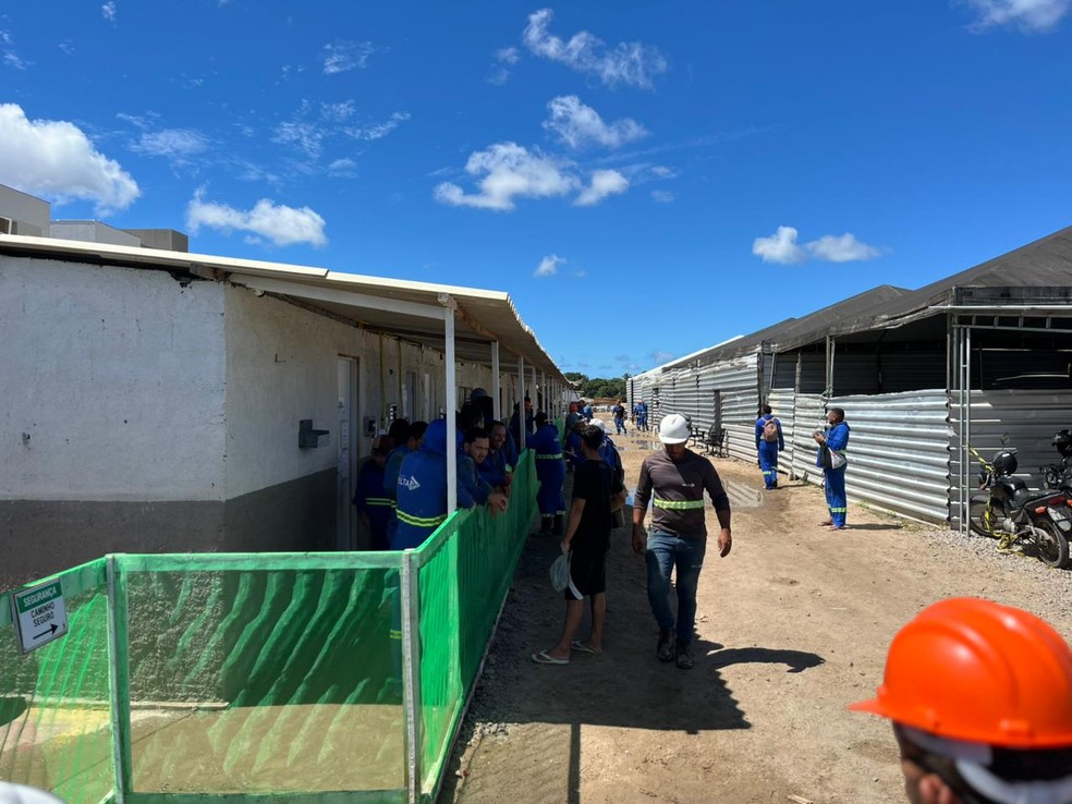 Caixa d'água desaba e deixa cinco feridos em obra, em João Pessoa — Foto: Pedro Hugo/TV Cabo Branco