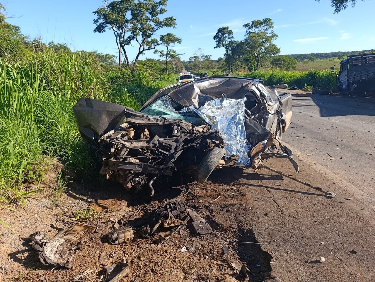 Motorista bate de frente com caminhão, fica presa às ferragens e morre na MG-170