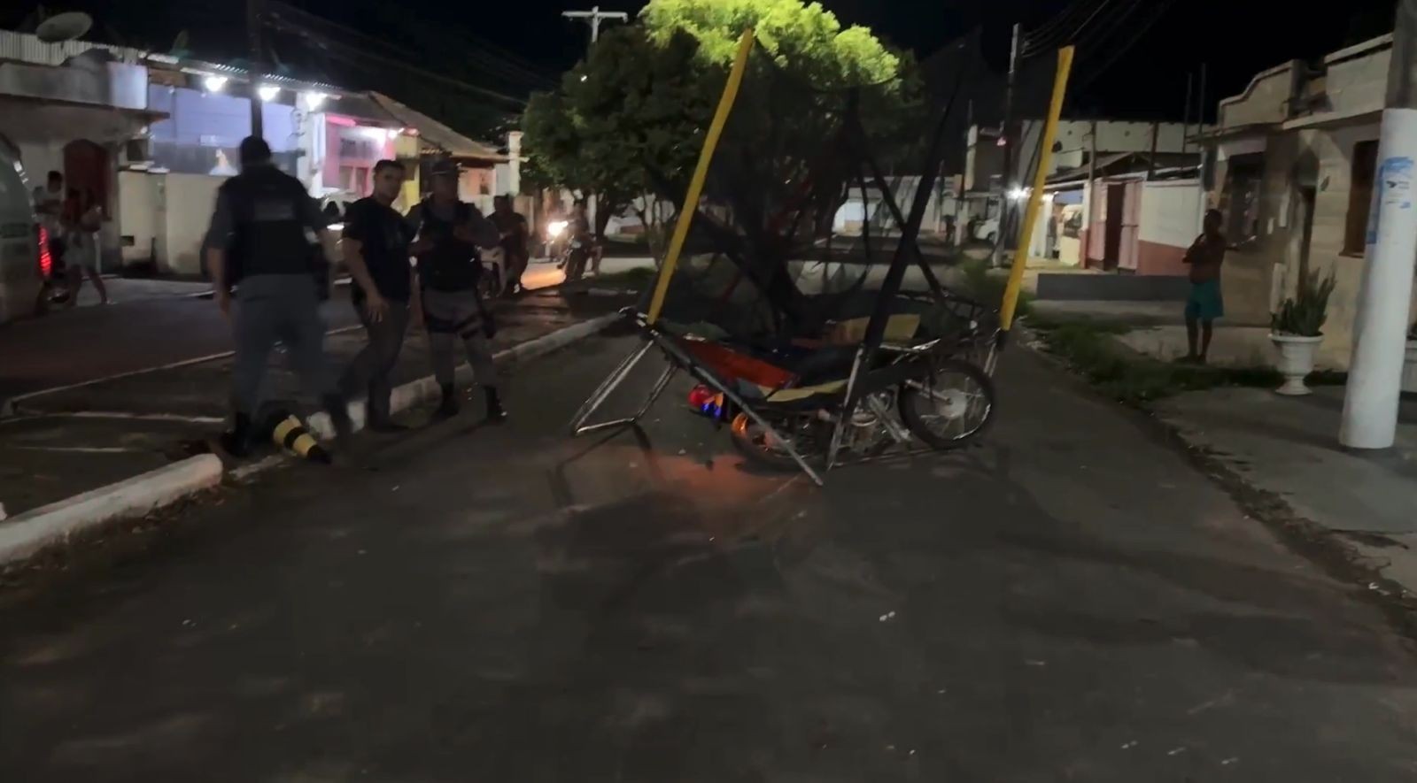 Motociclista embriagado colide contra pula-pula e deixa jovem e bebê feridos em Itacoatiara