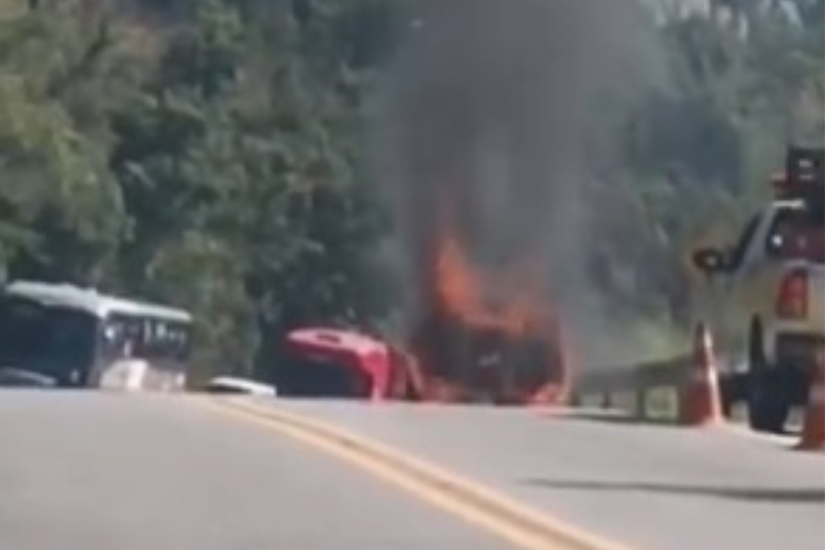 Carro pega fogo na Rodovia Oswaldo Cruz, em Taubaté, e interdita pista por quase 3 horas