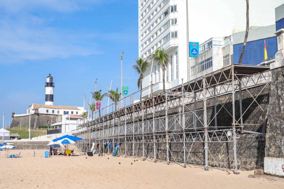 Passarela para ambulantes no Carnaval de Salvador está em processo de montagem pela Semop — Foto: Bruno Concha/Secom PMS