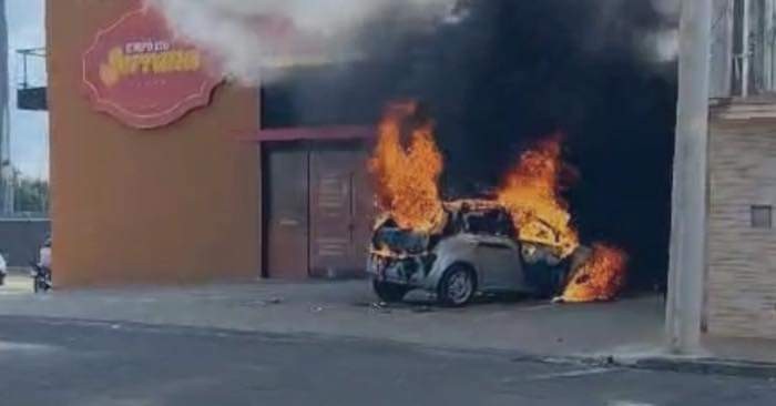 Carro pega fogo em estacionamento de loja e mobiliza bombeiros em Botucatu; vídeo