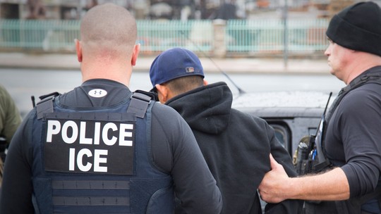 É #FAKE que a prefeitura de Chicago bloqueou a cidade com caminhões para impedir deportação de imigrantes ilegais - A Prefeitura negou ter usado caminhões para barrar agentes de imigração, como sugere um post viral. Os veículos foram usados para reforçar a segurança de um festival e um protesto que ocorreram no dia 6 de setembro na cidade.