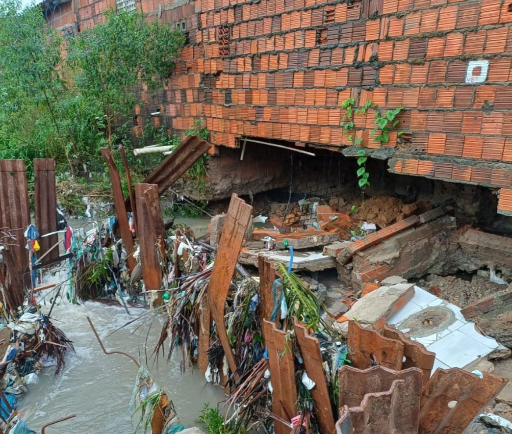 Três casas desabam e outras sete são interditadas durante chuva em Fortaleza