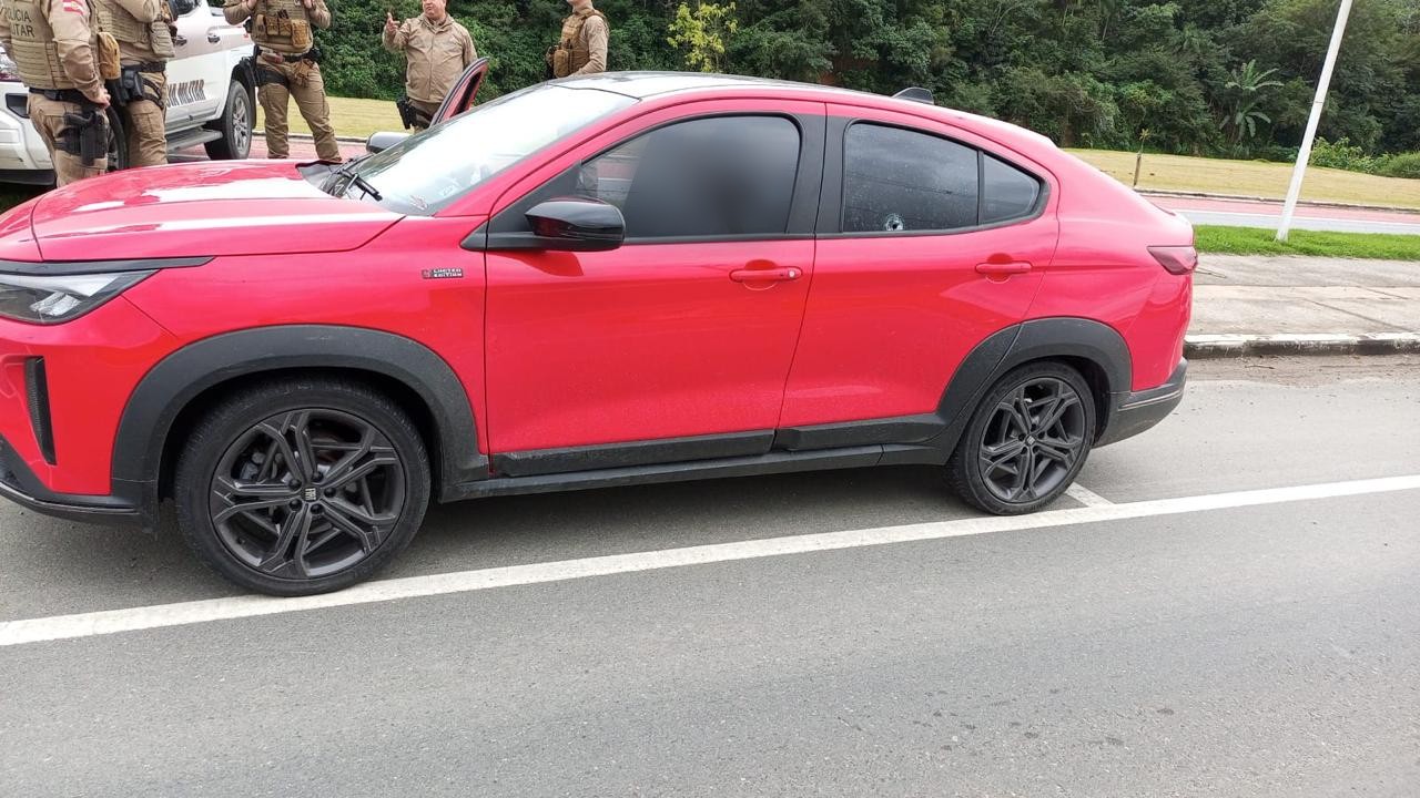 Mulher é presa ao confessar ter executado homem achado morto dentro de carro em SC