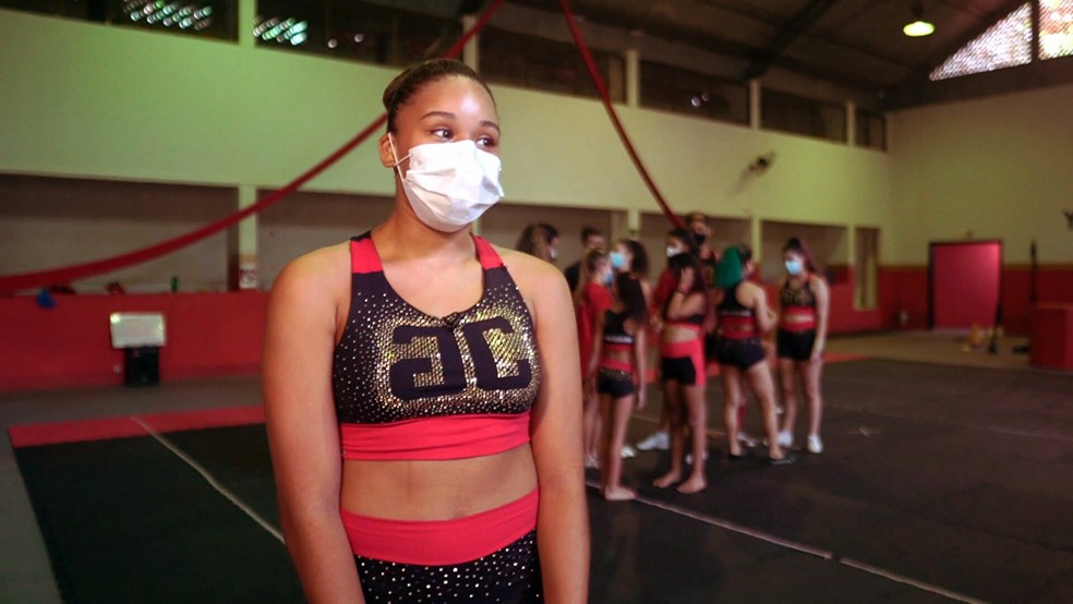 Projeto esportivo de cheerleading treina jovens com performances  acrobáticas - Voz das Comunidades