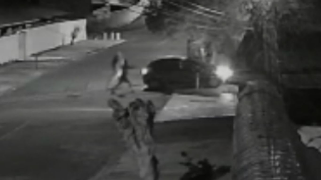 VÍDEO mostra assaltantes abordando motorista ao sair de casa no Parque Dom Pedro II, em Campinas