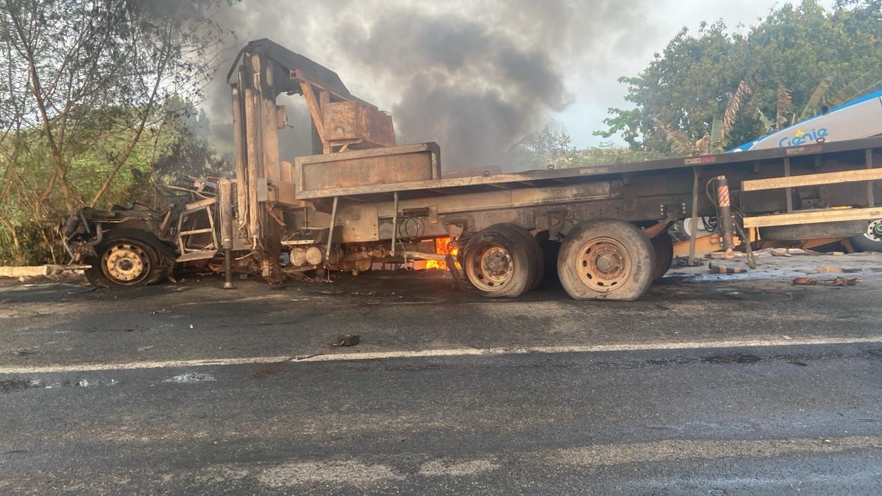 Acidente entre caminhões deixa três pessoas mortas no sul da Bahia; veículos pegaram fogo