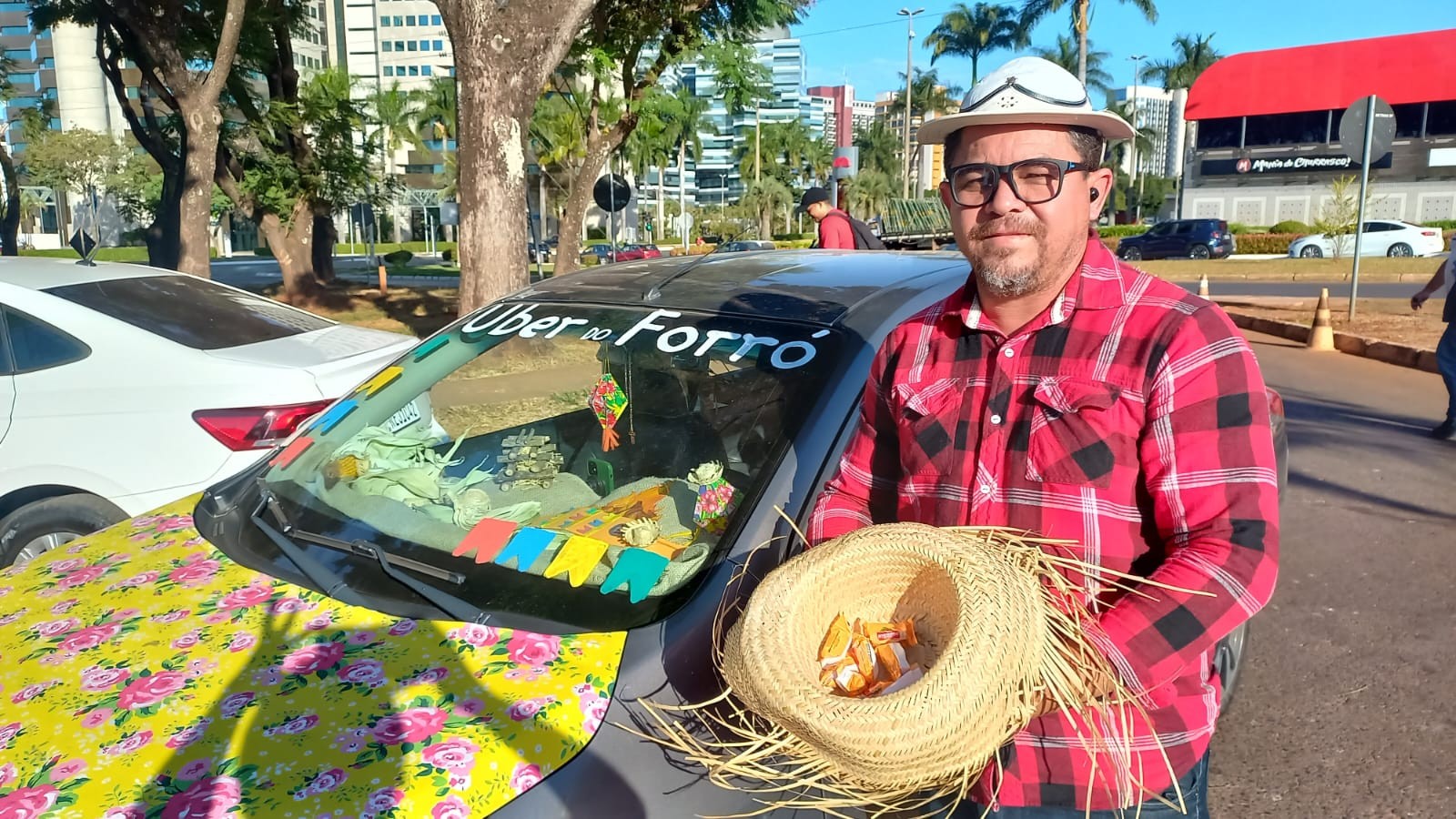 'Uber do forró': Motorista de aplicativo oferece viagens em clima de festa junina