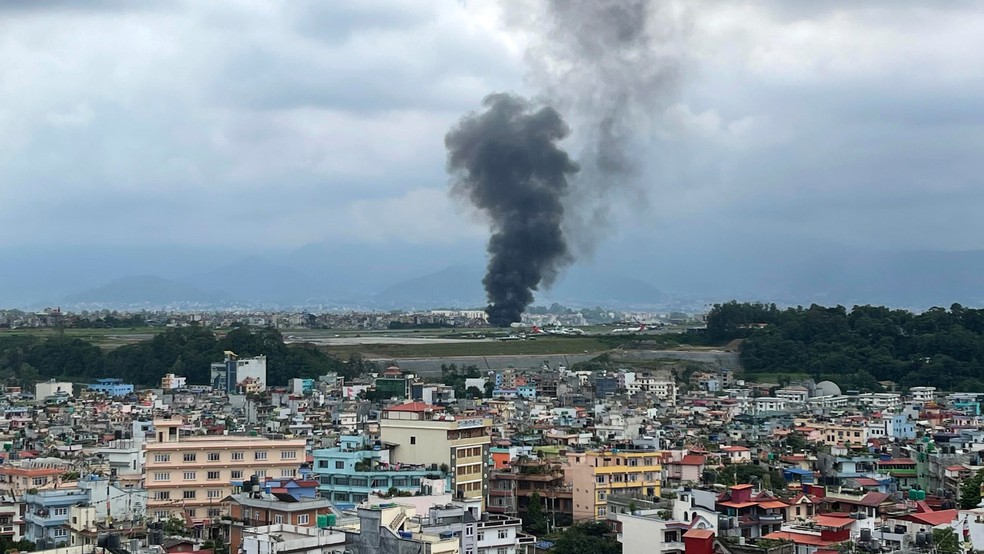 Fumaça no Aeroporto Internacional de Tribhuvan, em Katmandu, Nepal, após acidente com avião de pequeno porte — Foto: Agniia Galdanova / AP Photo