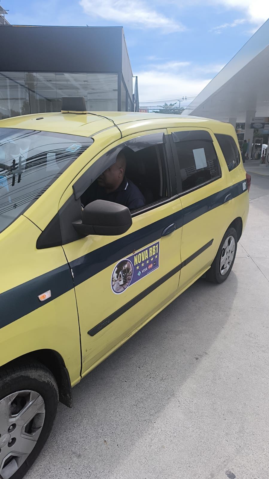 Taxista é detido depois de cobrar mais de R$ 770 para levar chileno do Galeão à Barra